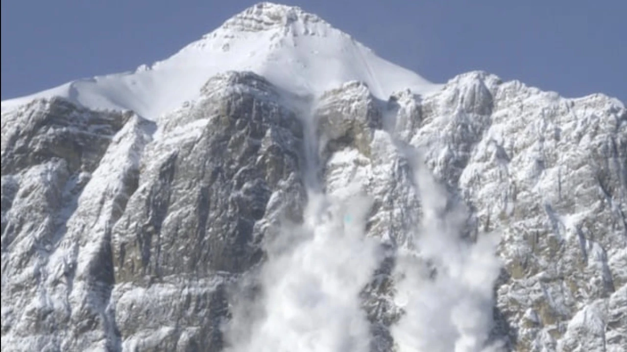 عاصفة دافئة ترفع مخاطر الانهيارات الثلجية في مقاطعة بريتش كولومبيا الكندية